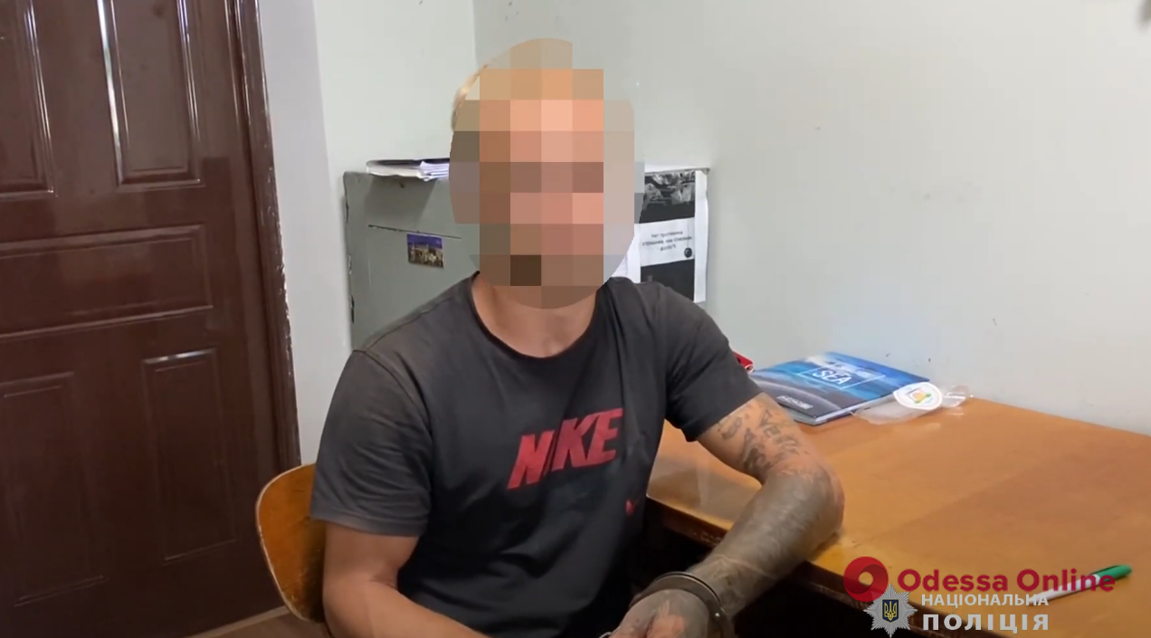 У Біляївці п’яний чоловік попросив у знайомого гроші на спиртне, а після відмови пограбував його