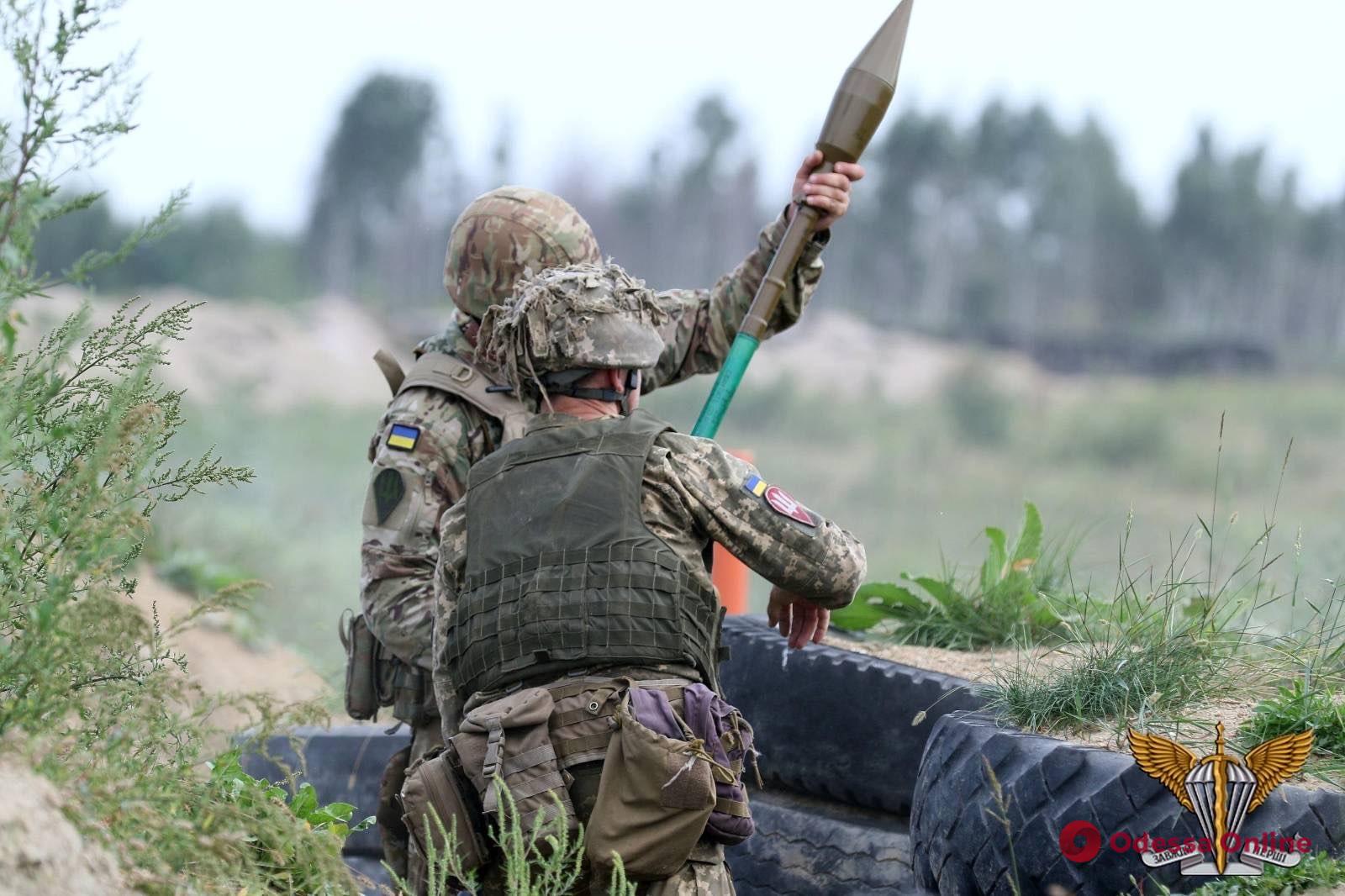 Украинские защитники за сутки уничтожили 460 рашистов, 20 танков, 36 бронированных машин, самолет и вертолет