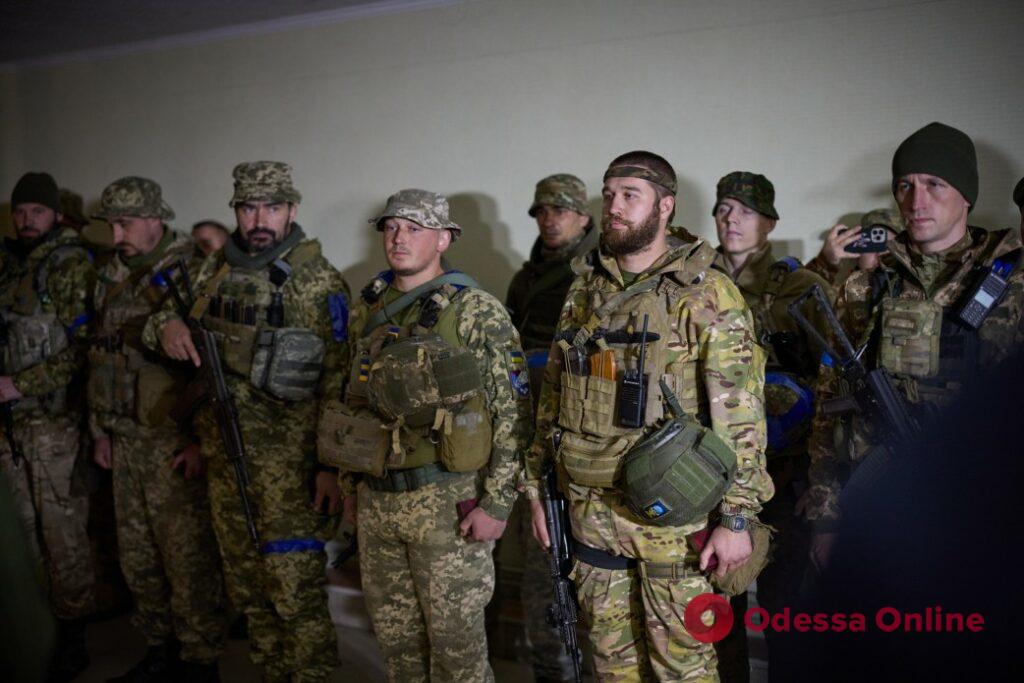 Зеленский наградил украинских защитников в Харьковской области