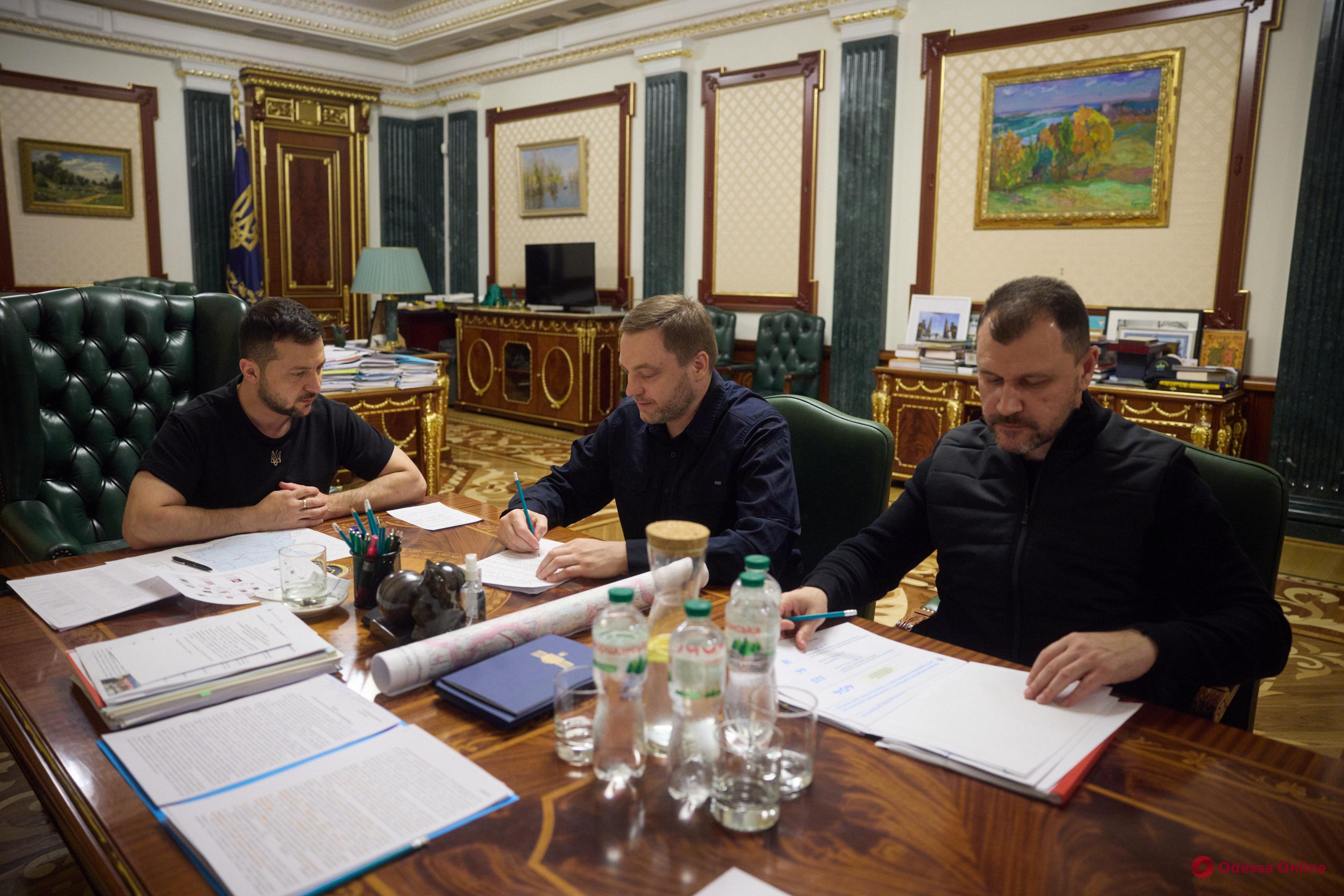 «Заробляти на захисниках – неприпустимо»: Зеленський відреагував на продаж авто, які призначалися ЗСУ