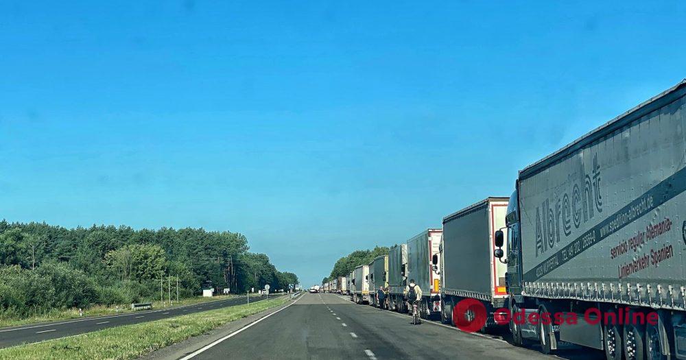 На украинско-польской границе критическая ситуация: очередь из грузовиков – более 45 км