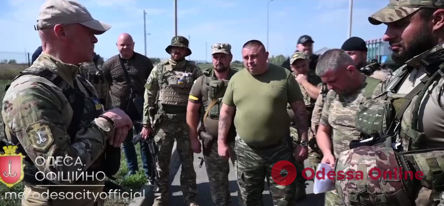 Геннадий Труханов посетил позиции украинских бойцов в Николаевской области и передал БРДМ