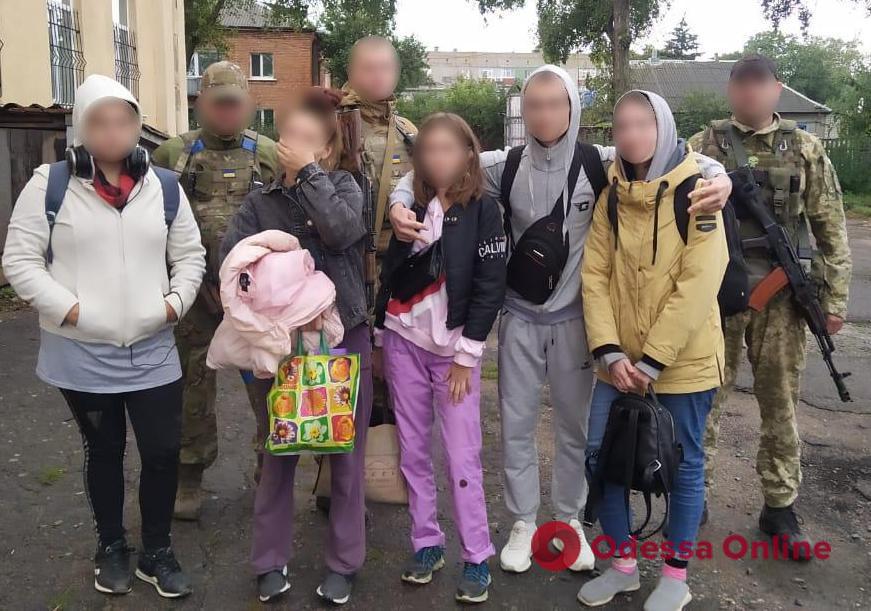 Харьковская область: пограничники освободили пятерых подростков, которых оккупанты удерживали в подвале в Купянске