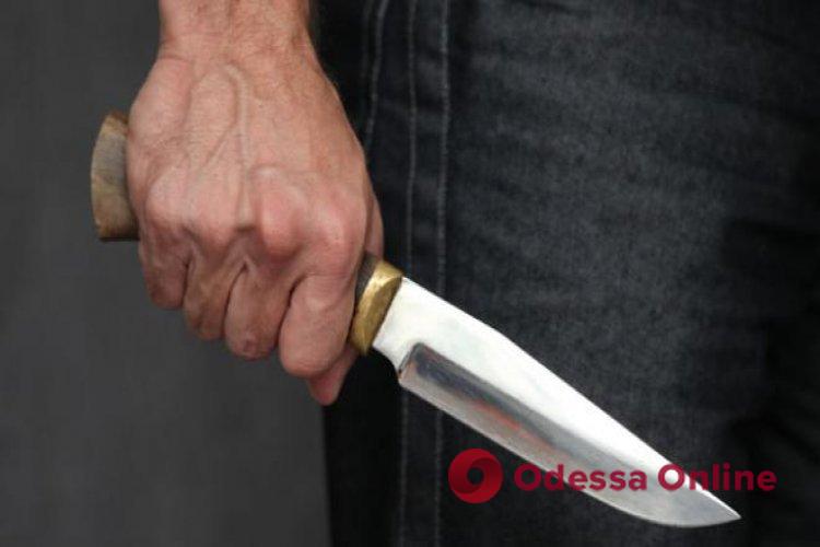 Не вдалося помиритися: під Одесою чоловік декілька разів вдарив жінку ножем