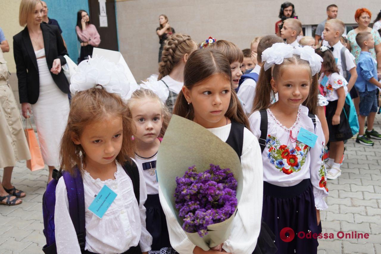 В Одессе учебный год в некоторых школах начался с первого звонка и экскурсии в бомбоубежище