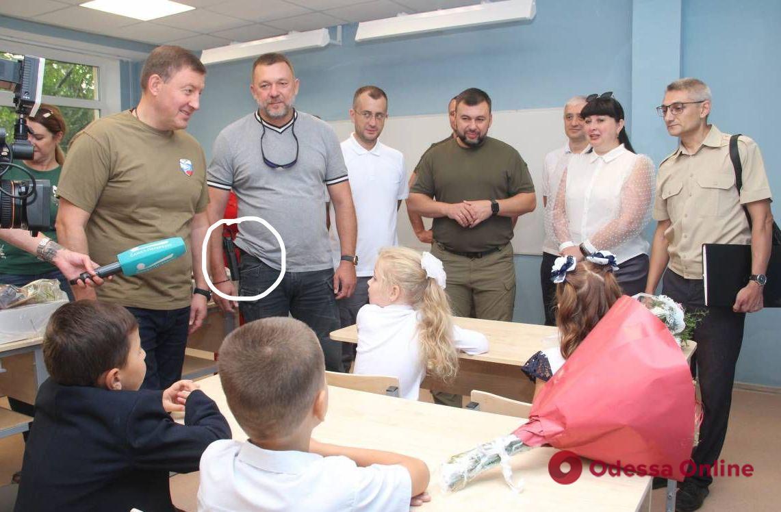 В окупованому Маріуполі російський депутат прийшов у школу з пістолетом
