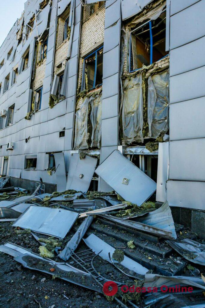 Рашисты разрушили спорткомплекс в Харькове