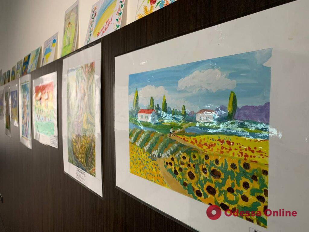 «Мир Украине»: в Одессе проходит выставка детских рисунков