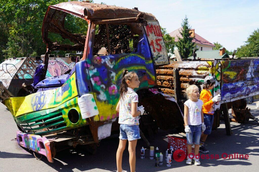 В Одесі розбиту російську техніку розписали фарбами