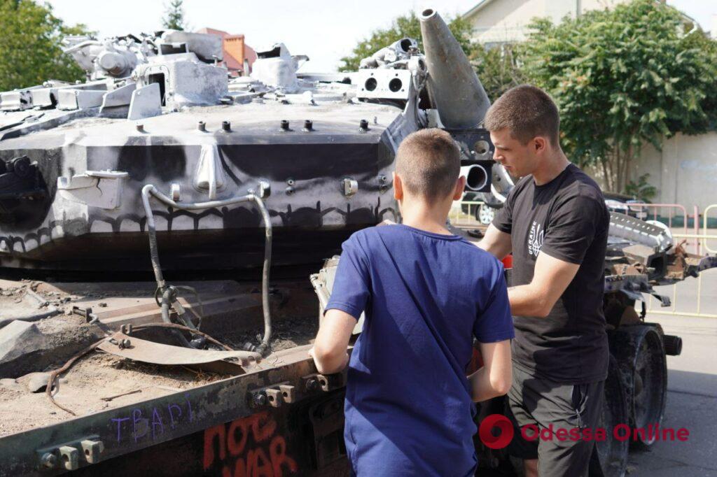 В Одесі розбиту російську техніку розписали фарбами