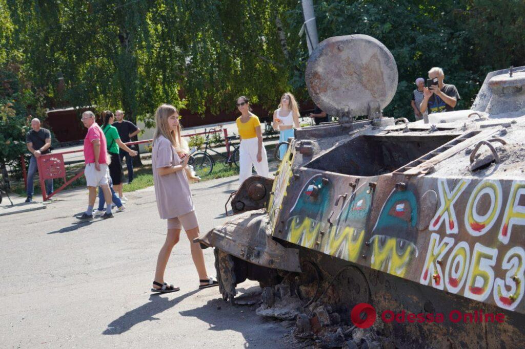 В Одесі розбиту російську техніку розписали фарбами