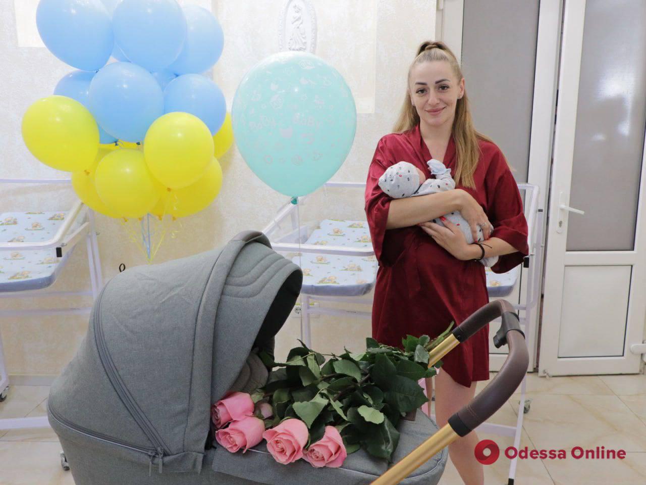 Геннадій Труханов подарував дитячу коляску родині малюка, який народився першим у День міста