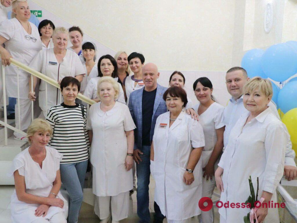 Геннадій Труханов подарував дитячу коляску родині малюка, який народився першим у День міста