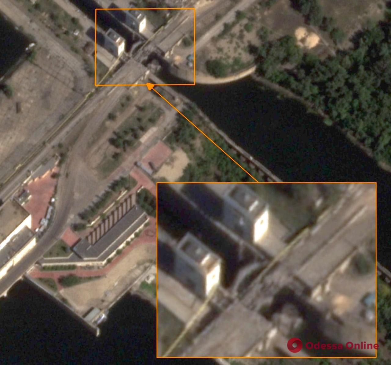 Мост возле Каховской ГЭС практически разрушен (спутниковые снимки)