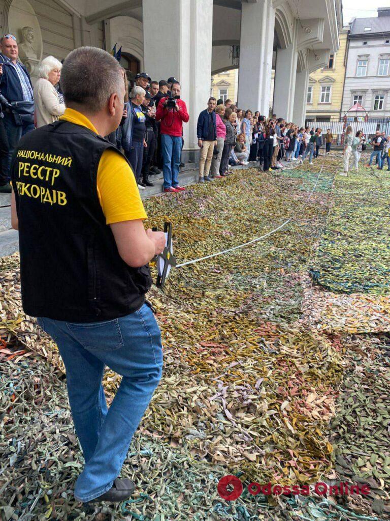 Національний рекорд: у Львові сплели найбільшу в Україні маскувальну сітку (фото)