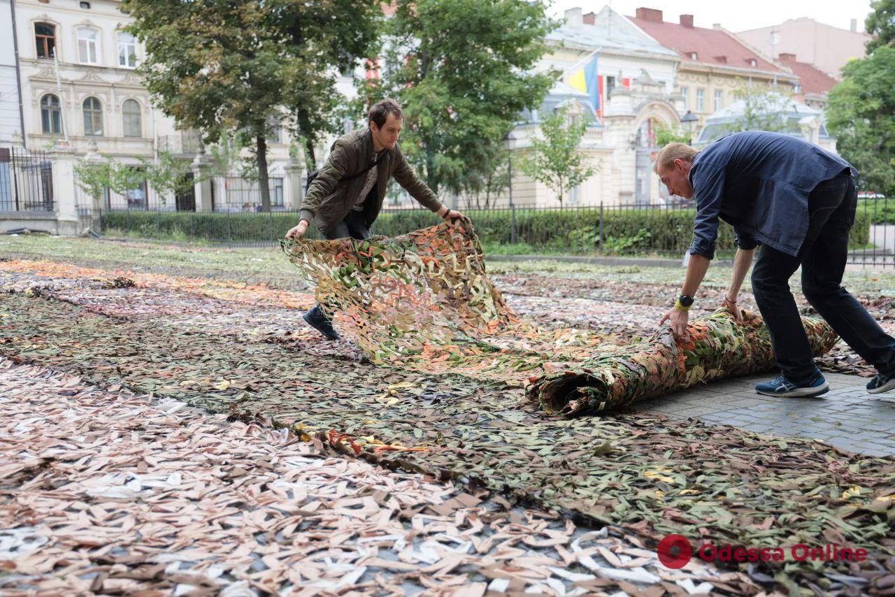 Национальный рекорд: во Львове сплели самую большую в Украине маскировочную сетку (фото)