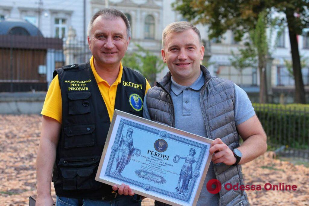 Национальный рекорд: во Львове сплели самую большую в Украине маскировочную сетку (фото)