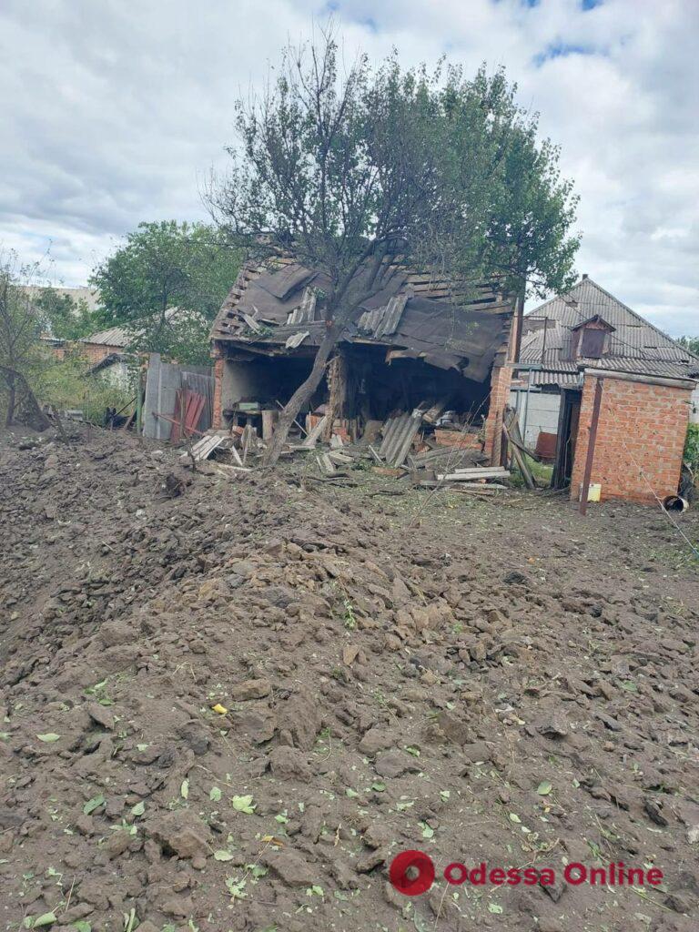 Оккупанты обстреляли ракетами поселок на Харьковщине: есть раненые (фото)