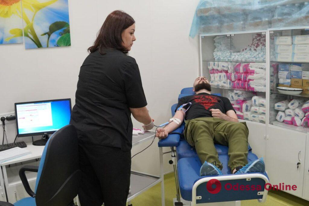“Донорство як елемент нашої культури”: в одеських лікарнях продовжують здавати кров