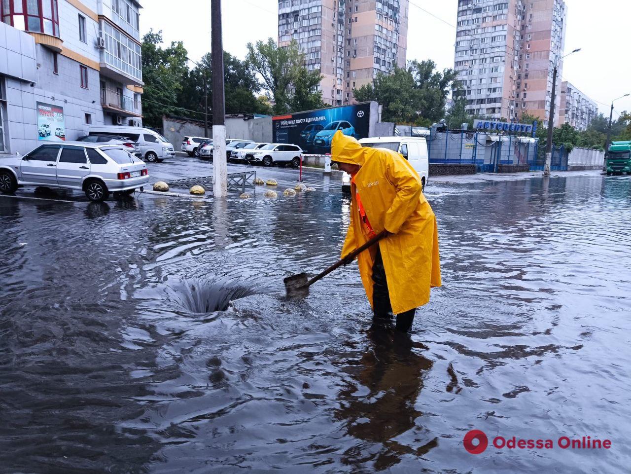 Непогода в Одессе: обеспечен проезд по основным дорогам