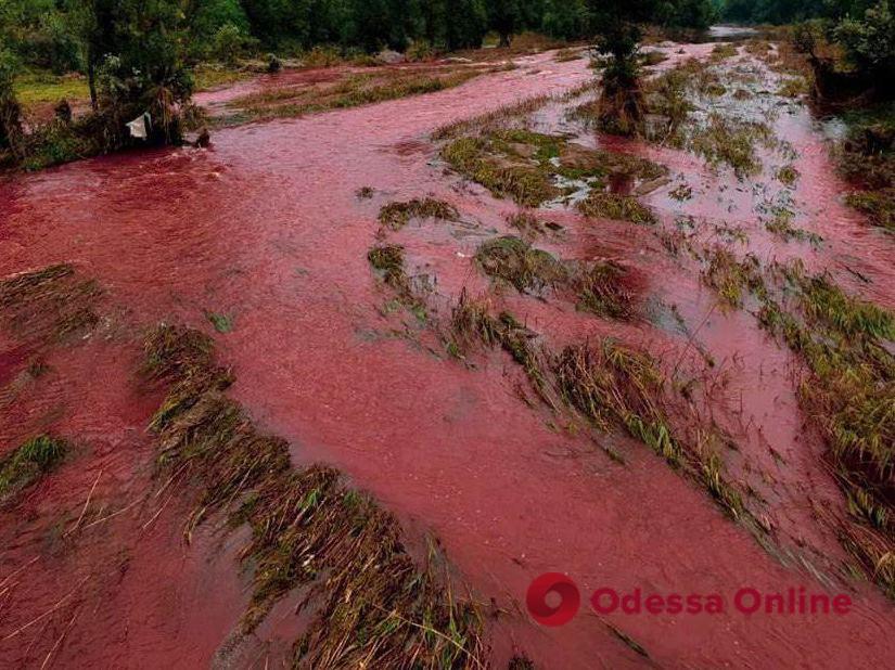 Голова Криворізької військової адміністрації пояснив, чому вода в Інгульці стала червоною