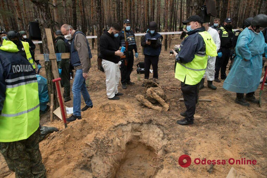 На місці масового поховання в Ізюмі виявлено понад 400 тіл