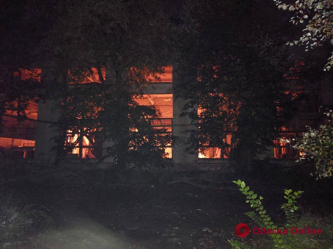 Вночі рашисти нанесли удар по Харкову — на одному з підприємств виникла пожежа
