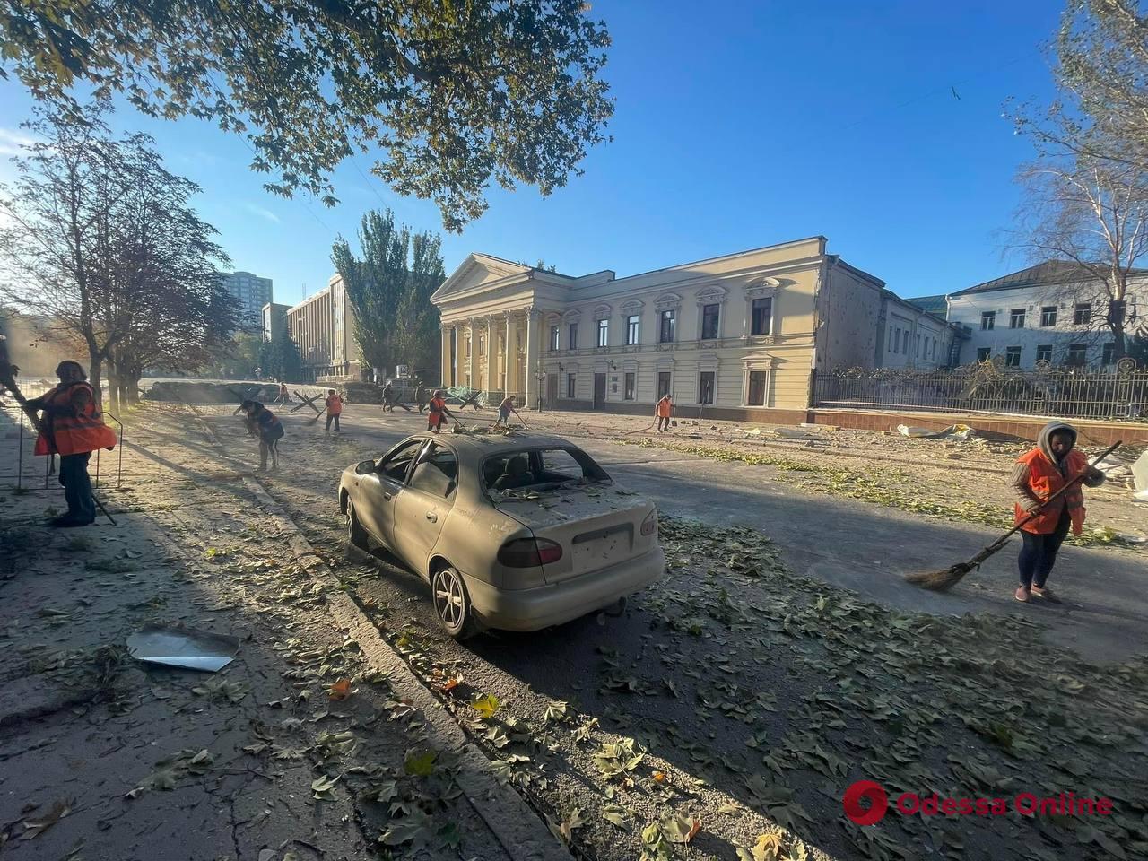 Рашисты обстреляли Николаев: поврежден двор кинотеатра и театра, административные здания