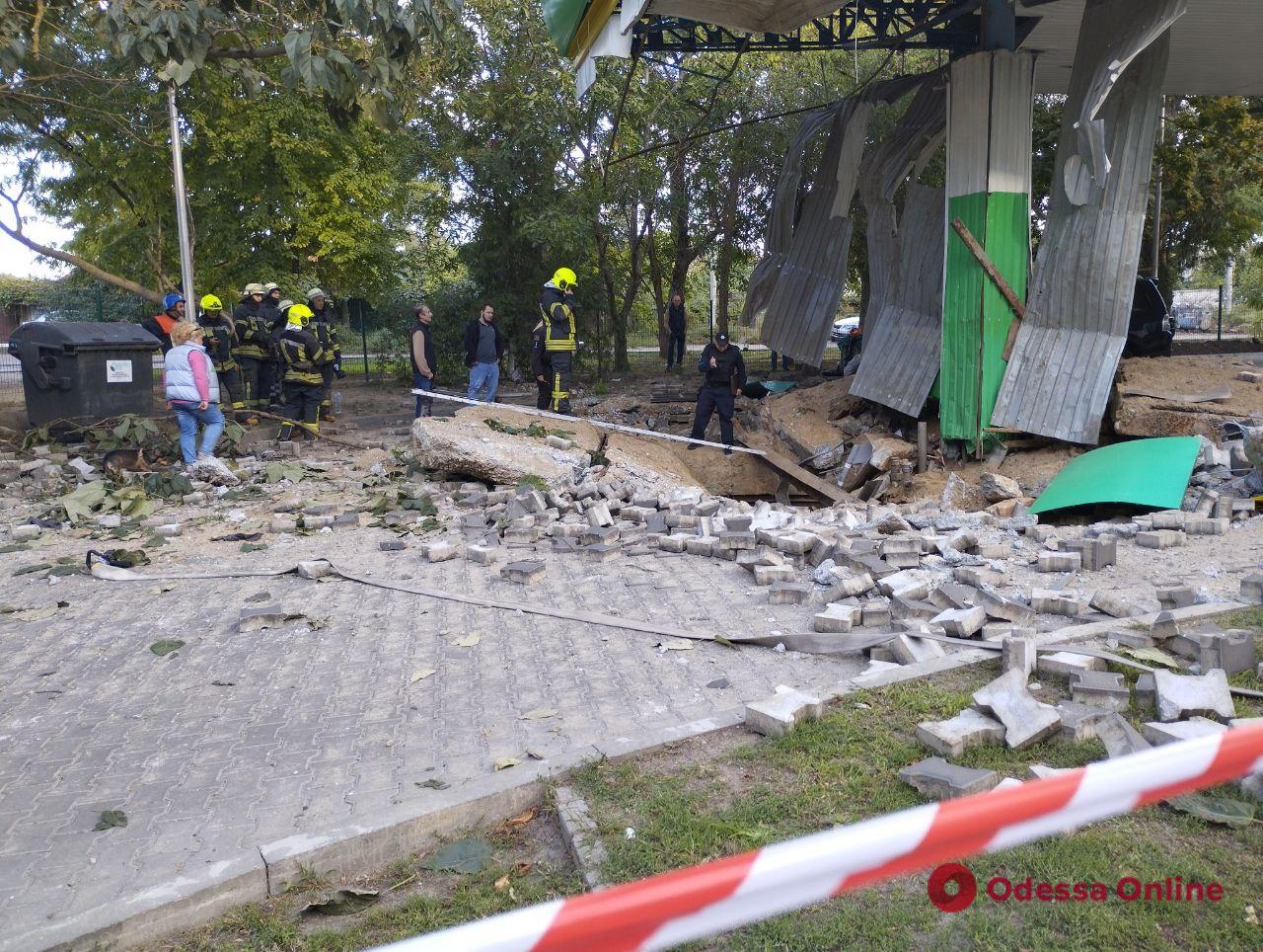 В Одессе произошел взрыв на АЗС — под завалами ищут мужчину