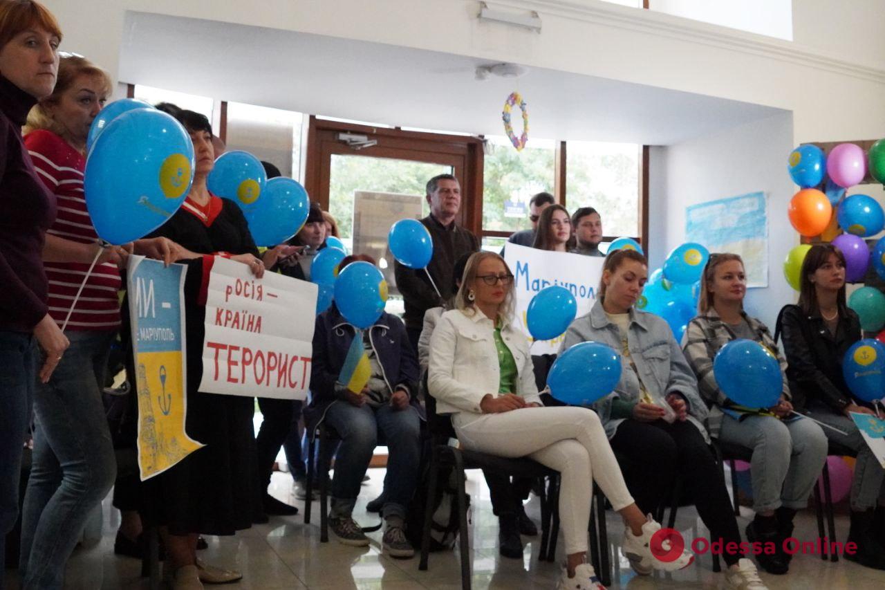 В Одессе мариупольцы провели акцию против псевдореферендума, организованного российскими оккупантами