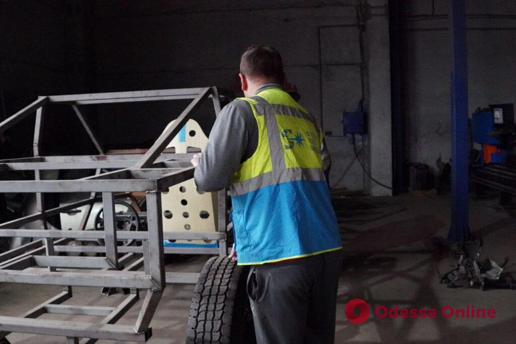 У Білгороді-Дністровському волонтери виготовляють буржуйки та ремонтують машини для ЗСУ (фото)