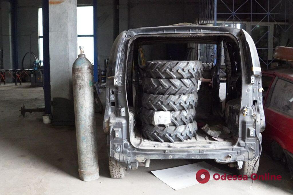 У Білгороді-Дністровському волонтери виготовляють буржуйки та ремонтують машини для ЗСУ (фото)