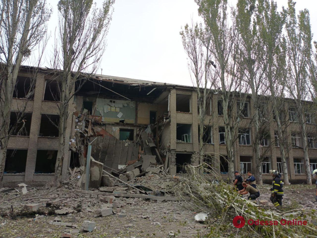 Окупанти обстріляли школу на Донеччині, в якій ховалися люди