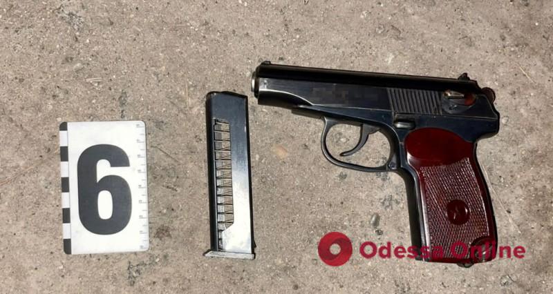 Стрелял, размахивал оружием и ругался: в Одессе полицейские задержали хулигана