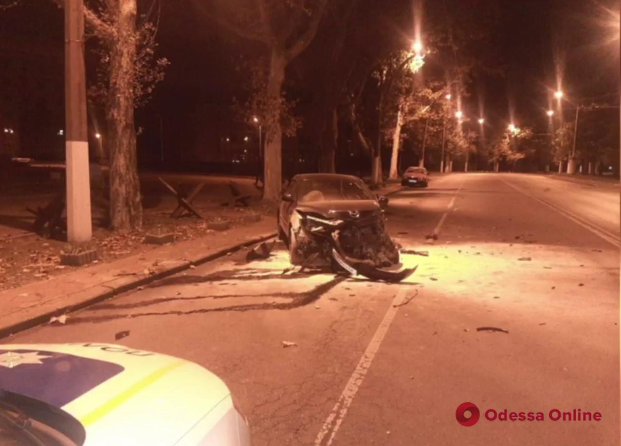 Вночі на проспекті Шевченка автівка влетіла в дерево
