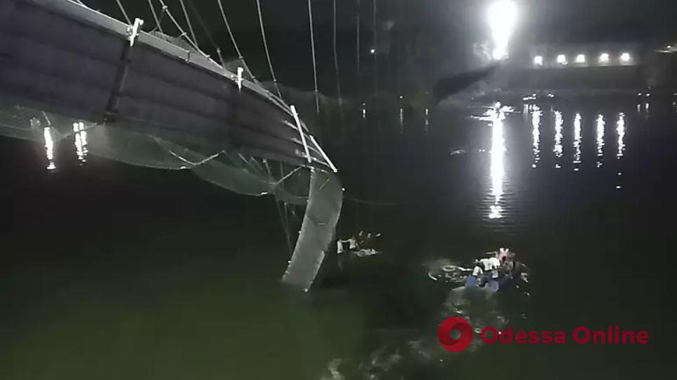 В Индии обрушился недавно отремонтированный мост: по меньшей мере 90 человек погибли (видео)