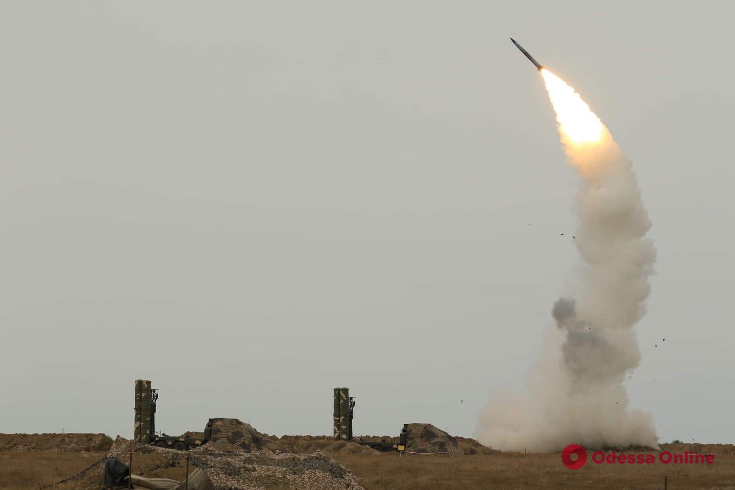 В небе над Одесской областью силы ПВО сбили четыре ракеты