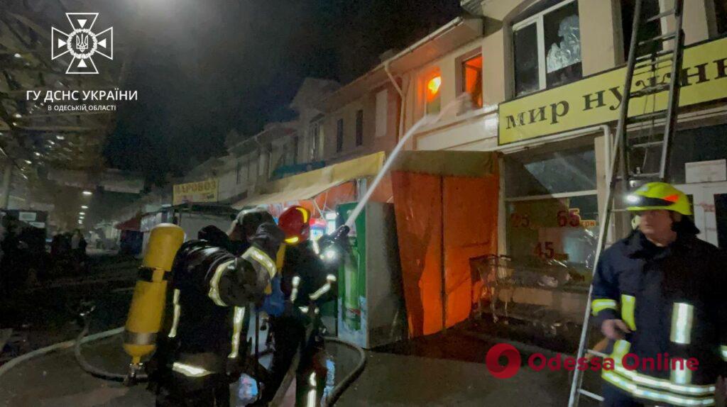 Пожар на «Привозе»: из здания эвакуировали девять человек