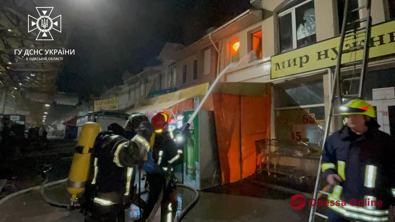 Пожежа на “Привозі”: з будівлі евакуювали дев’ять людей
