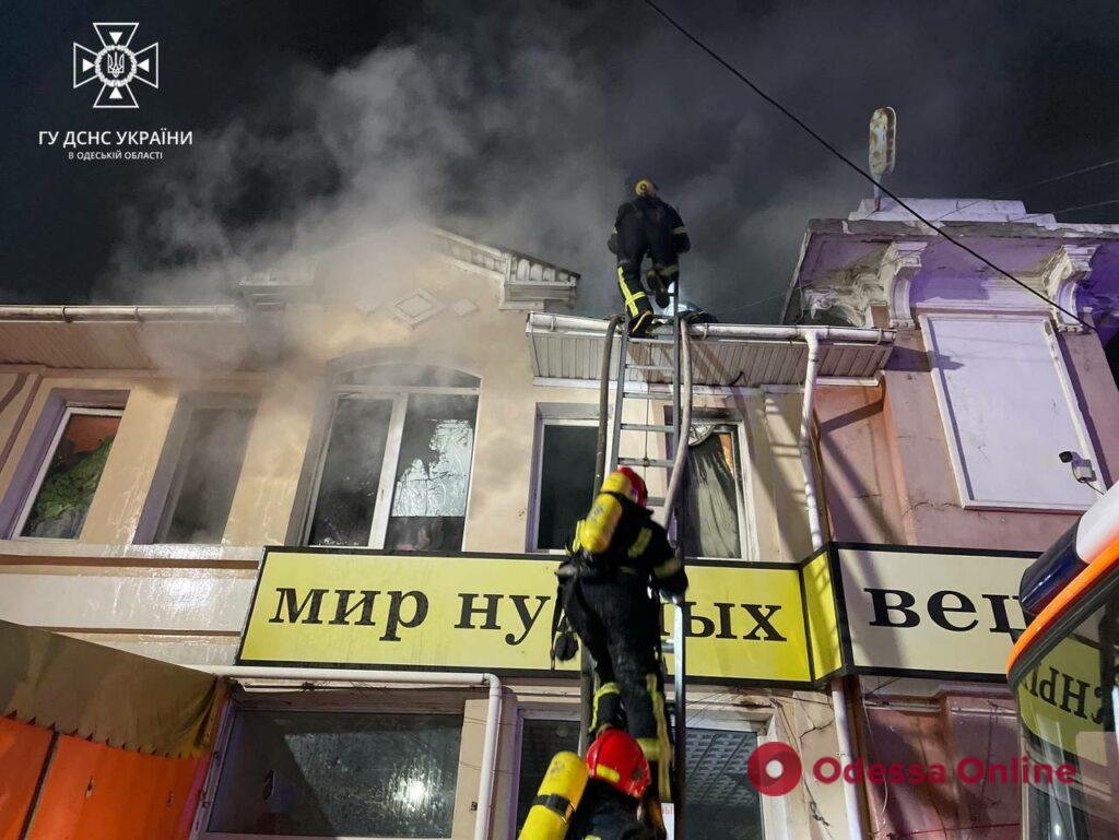 Пожежа на “Привозі”: з будівлі евакуювали дев’ять людей