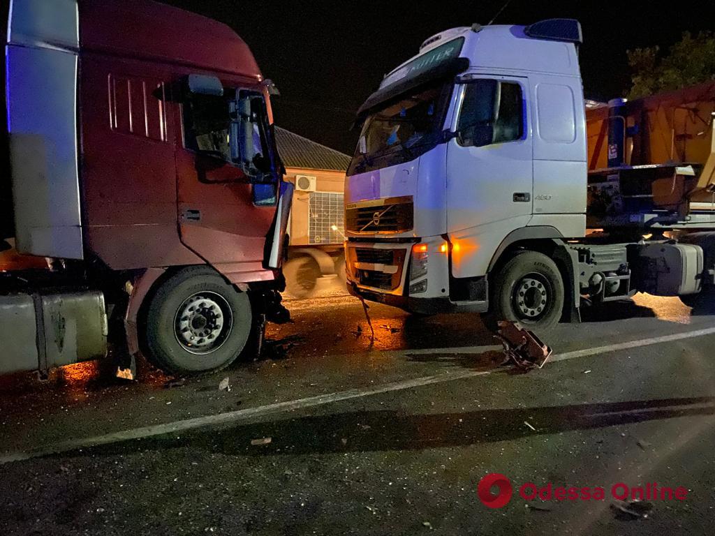 ДТП під Одесою: зіткнулися дві вантажівки та маршрутка
