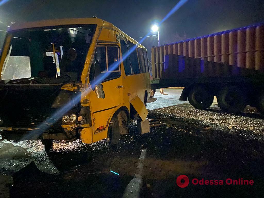 ДТП під Одесою: зіткнулися дві вантажівки та маршрутка