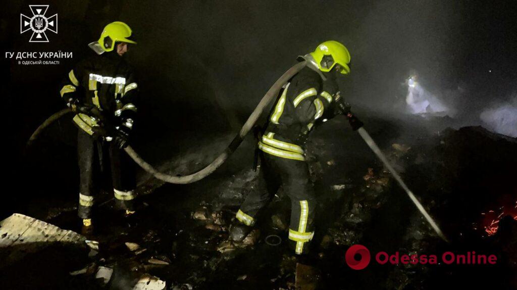 Пожар под Одессой: в Авангарде сгорел ангар с макулатурой (фото, видео)