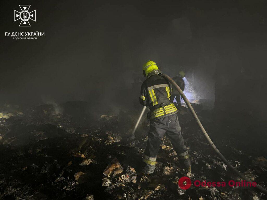 Пожар под Одессой: в Авангарде сгорел ангар с макулатурой (фото, видео)