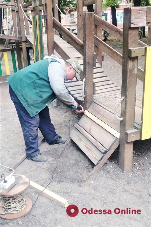 Одесские коммунальщики отремонтировали детскую площадку в Серединском сквере (фото)
