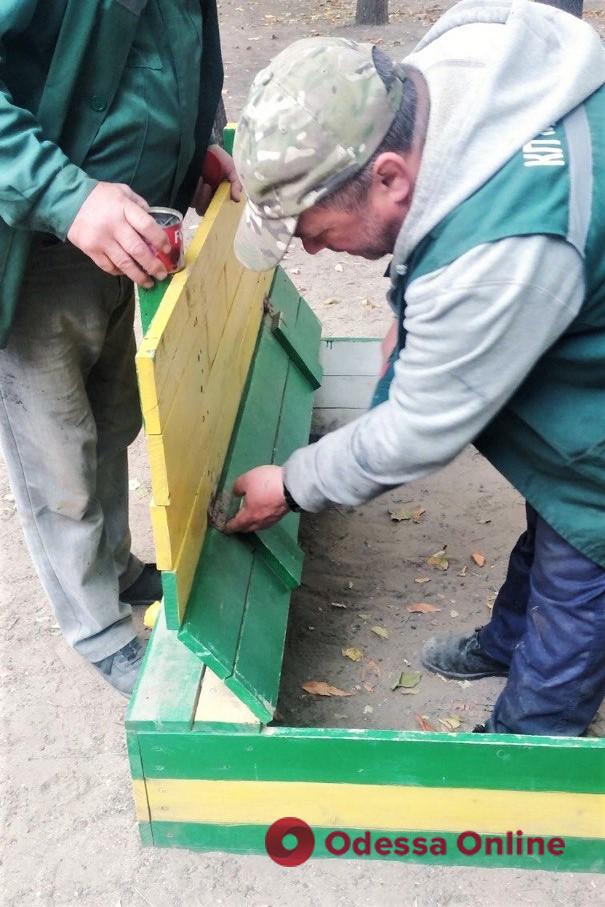 Одесские коммунальщики отремонтировали детскую площадку в Серединском сквере (фото)