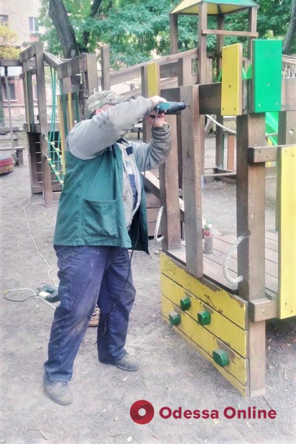 Одеські комунальники відремонтували дитячий майданчик у Серединському сквері (фото)