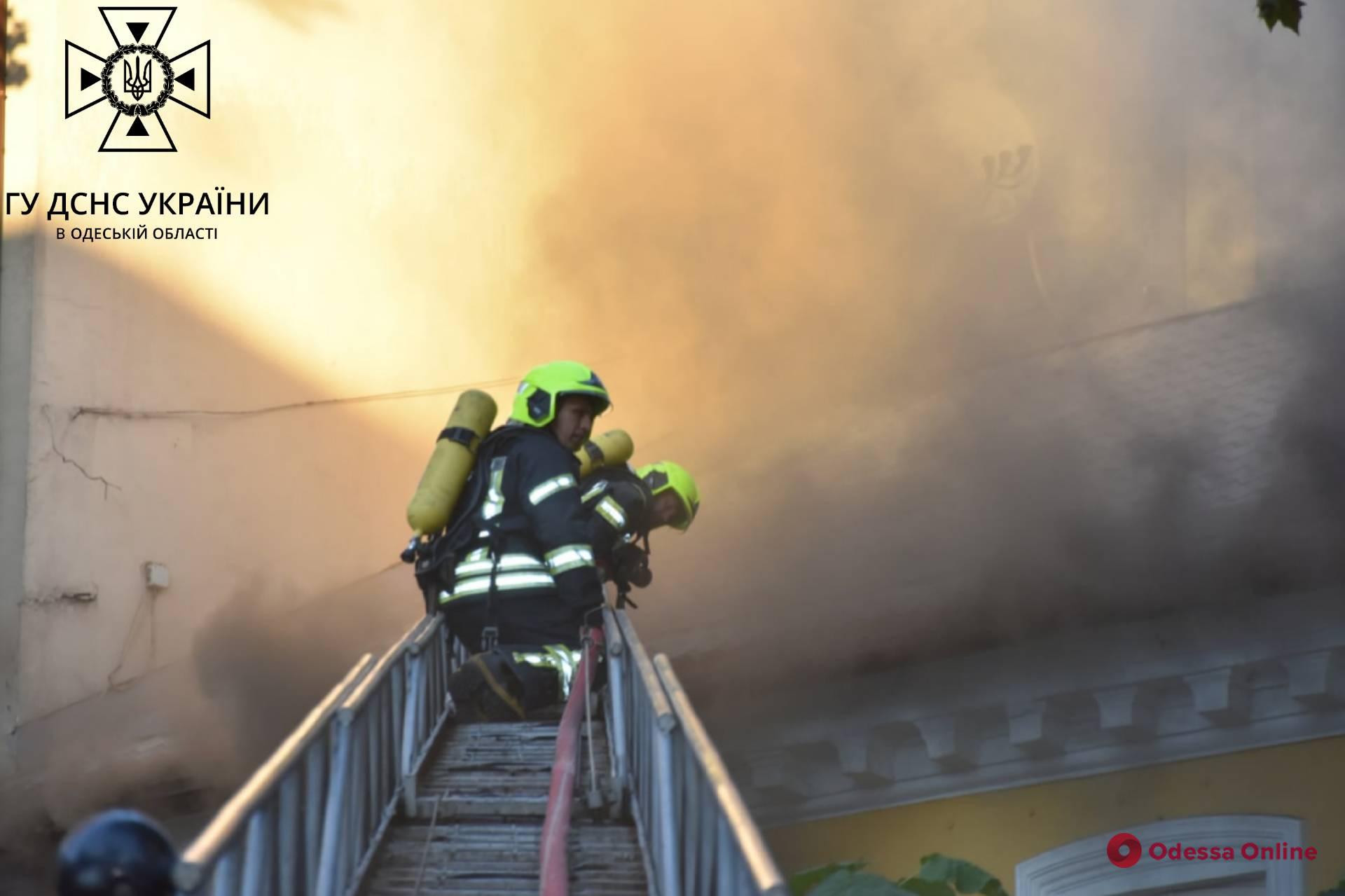 Огонь охватил 300 квадратных метров: пожар в одесском ресторане тушили три часа (фото, видео)