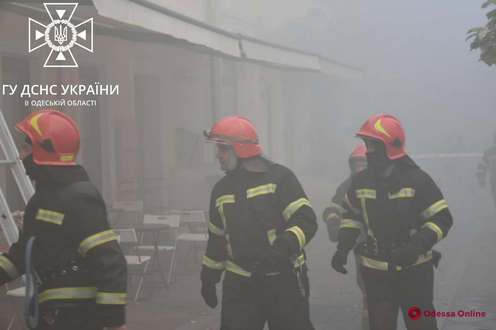 Огонь охватил 300 квадратных метров: пожар в одесском ресторане тушили три часа (фото, видео)