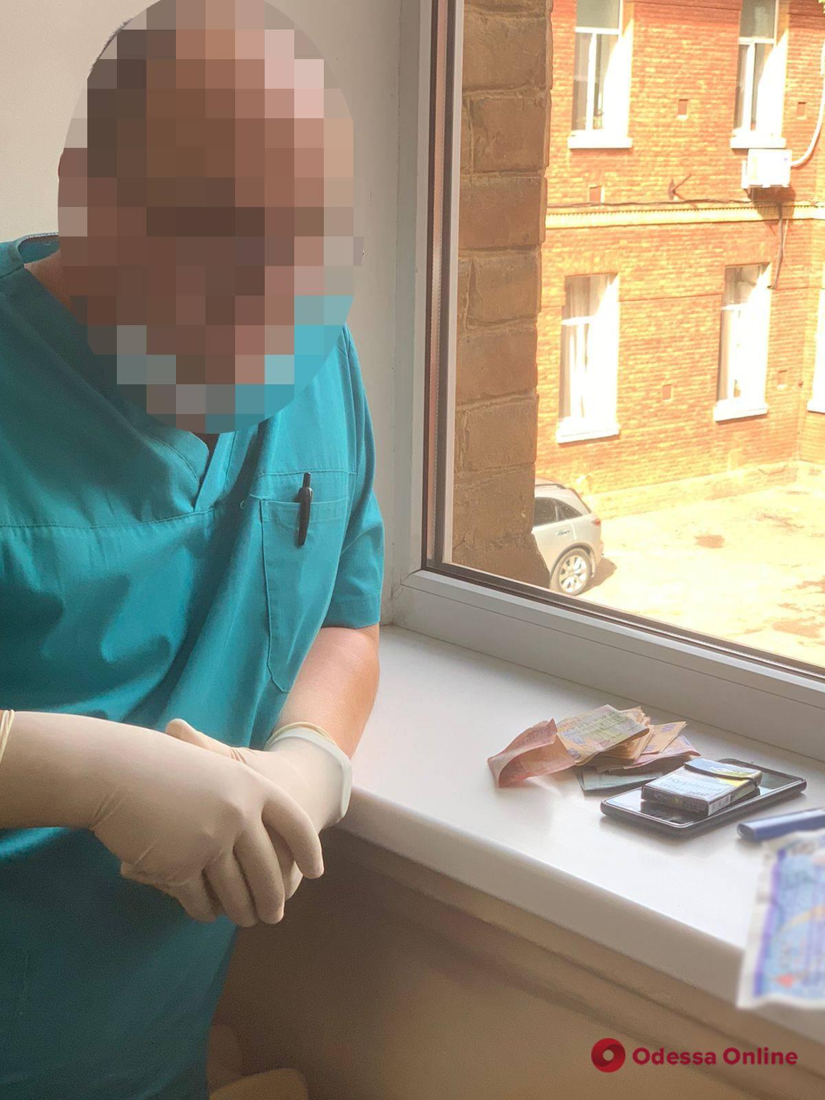 В Одесі лікар вимагав від військовослужбовця 15 тисяч гривень за безкоштовну операцію
